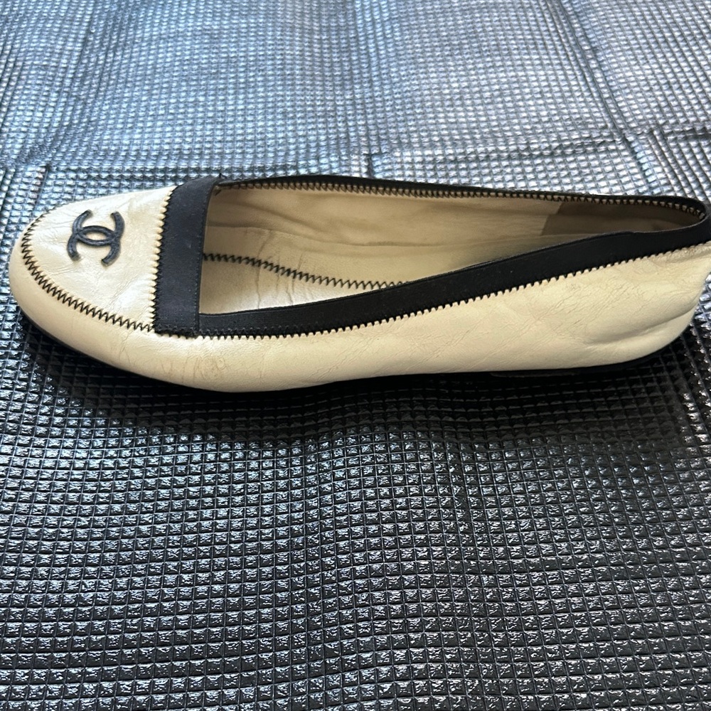 CHANEL Cream and Black Leather Ballet Flats - Picture 6 of 11
